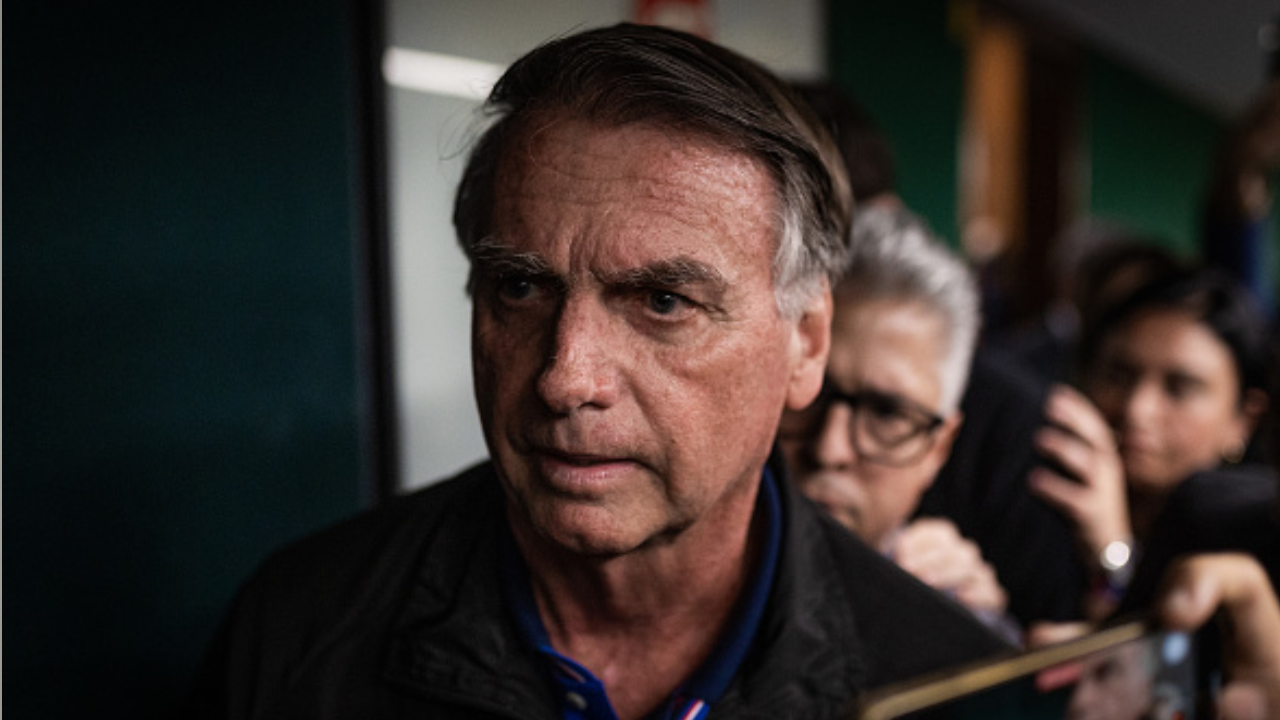 Jair Bolsonaro na saída do Congresso Nacional | Reprodução: Arthur Menescal/Bloomberg via Getty Images Embed