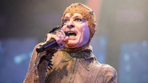 Do tribal ao carnavalesco Ney Matogrosso fez política com looks inesquecíveis