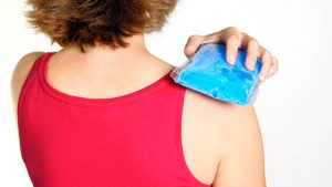 Entenda a relação entre a síndrome do ombro congelado e a menopausa