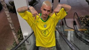 Com camisa da Seleção, Romeo Beckham viraliza entre fãs brasileiros