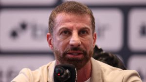 Pedrinho é hostilizado por torcida vascaína na praia de Copacabana