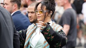 Rihanna se destaca com guarda-roupa impecável em passagem pela Europa