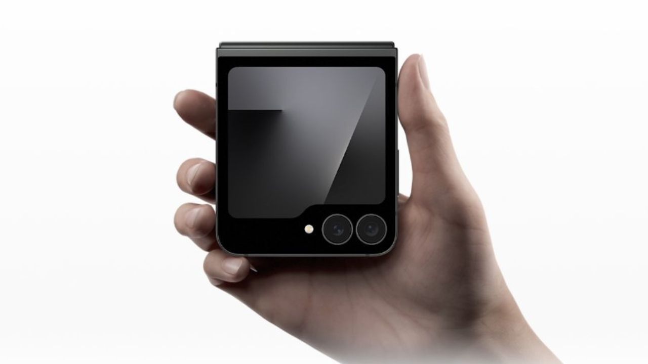 Modelo Samsung Galaxy Z Flip 7 FE | Reprodução/Samsung