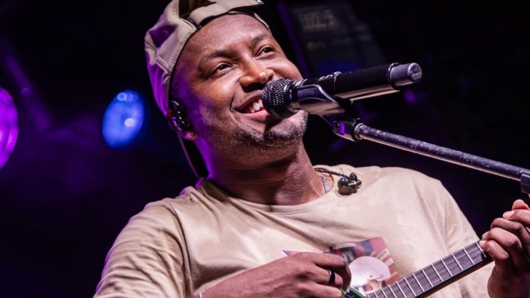 Thiaguinho dedica canção a Preta Gil e emociona o público em show
