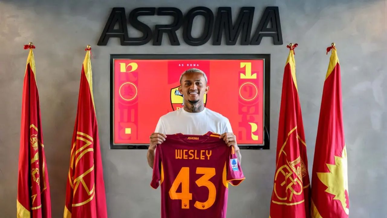 Wesley foi anunciado pela Roma nesta segunda-feira (28) | Reprodução/Instagram/@officialasroma
