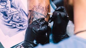 Nova decisão do CFM proíbe uso de anestesia por tatuadores no país