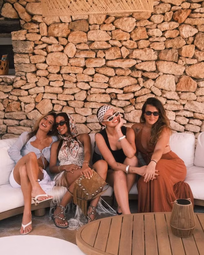 Anitta e Vivi Wanderley ditam tendências com grande estilo no verão de Ibiza