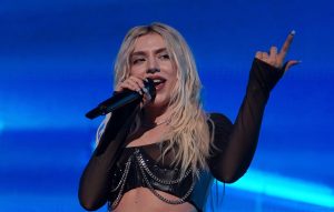 Ava Max cancela turnê e fãs relatam prejuízo com reembolsos parciais de pacotes VIP