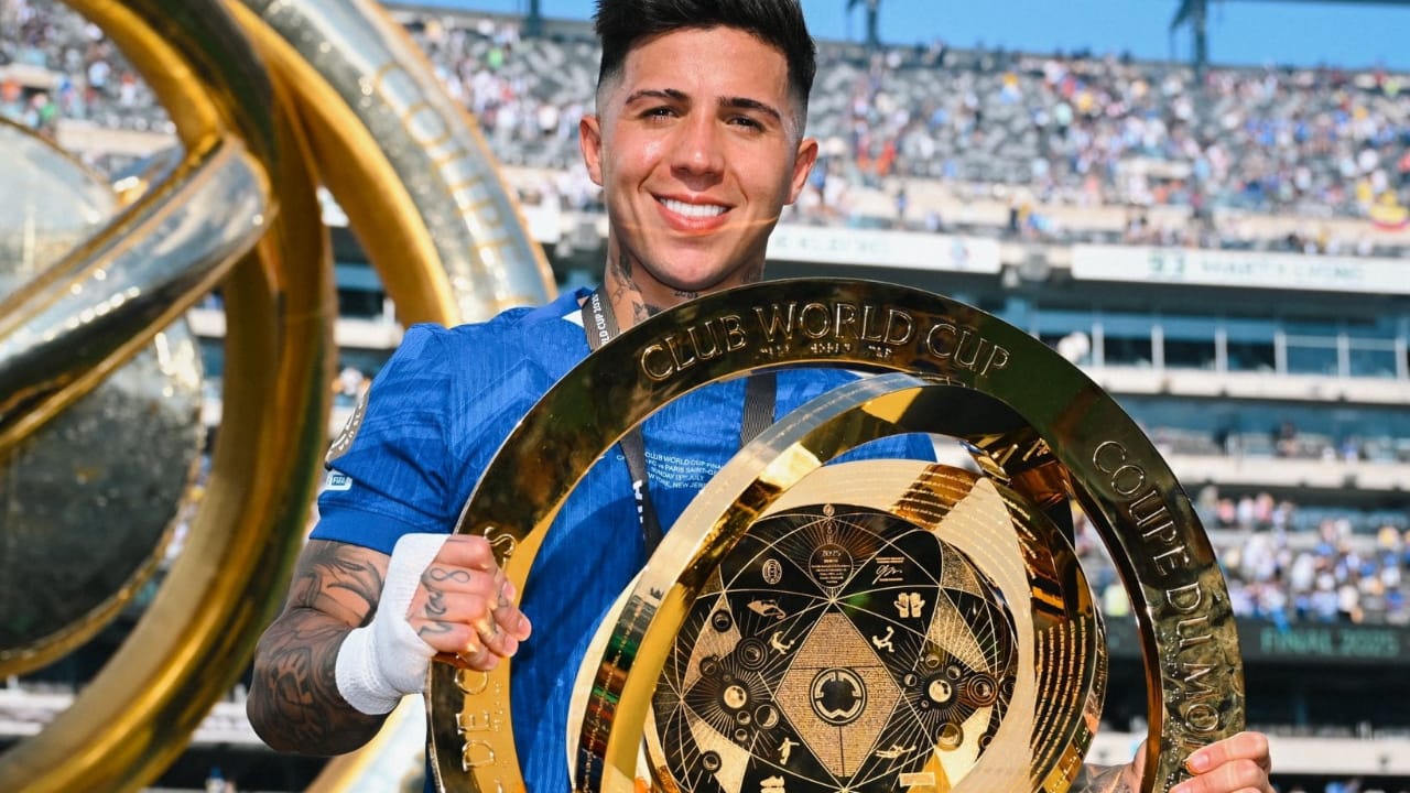 Enzo Fernández com o troféu da Copa do Mundo de Clubes FIFA 2025 | Reprodução/X/Chelsea FC