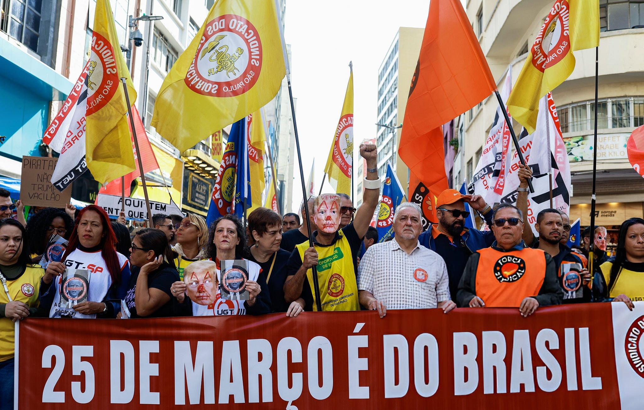 Manifestação na região da 25 de Março | Reprodução/Bloomberg/Getty Images Embed