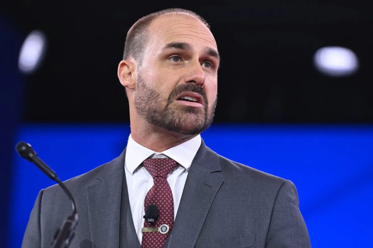 Deputado federal licenciado Eduardo Bolsonaro | Reprodução: Saul Loeb/Getty Images Embed