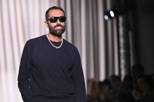 Giambattista Valli promove noite intimista de alta-costura e recebe honraria na França