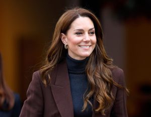 Kate Middleton aparece de visual novo com a chegada do verão europeu