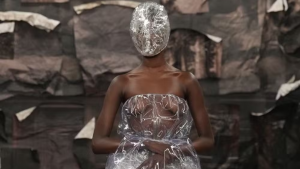 Glenn Martens assume a Maison Margiela com desfile autoral que resgata o legado da grife