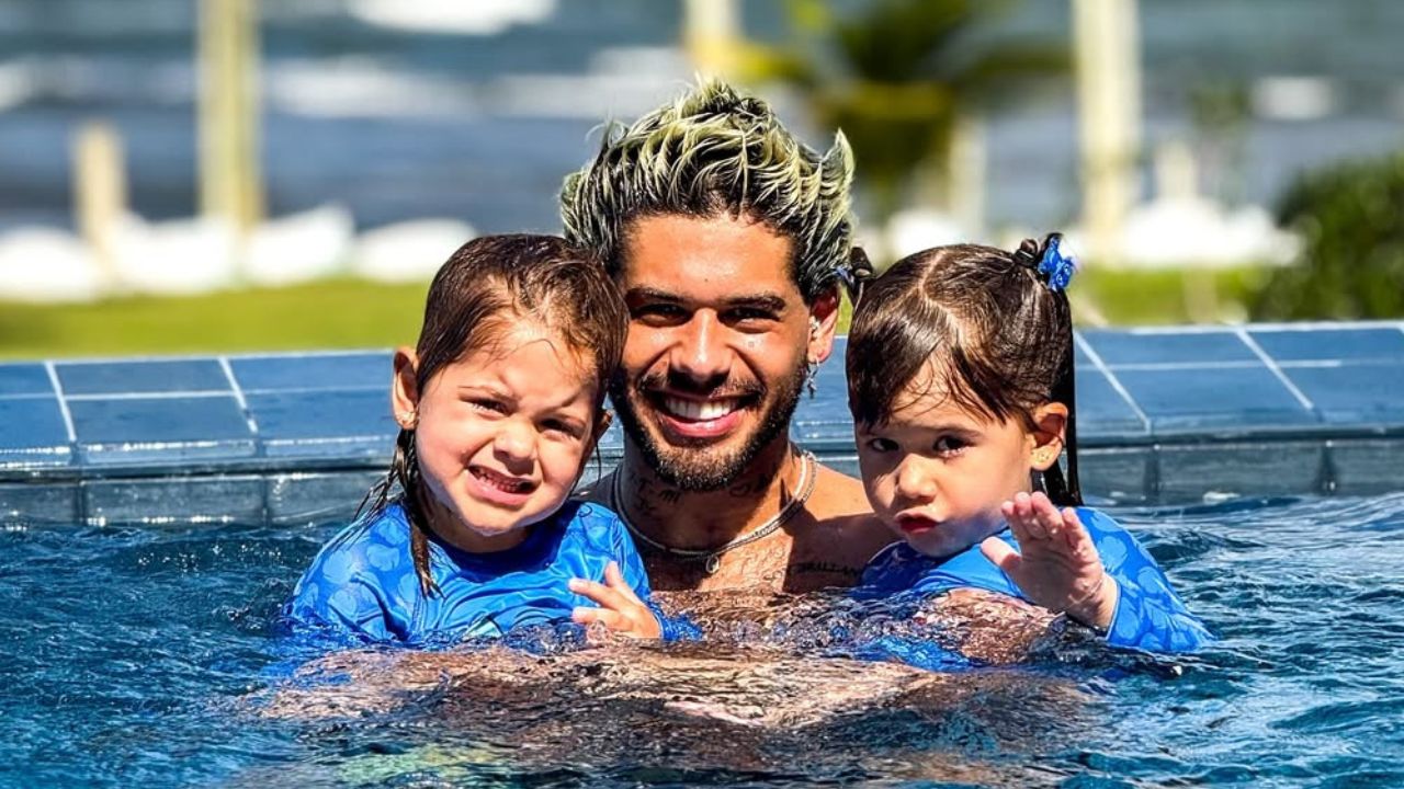 Zé Felipe curte momento de lazer com os filhos e encanta seguidores com clique cheio de amor na piscina | Reprodução/Instagram/@zefelipe