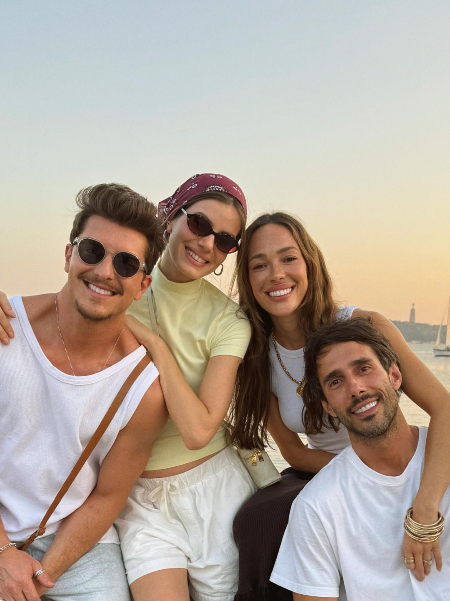 Camila Queiroz, Kleber Toledo e amigos
