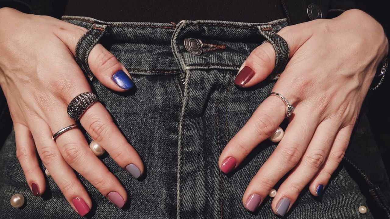 Unhas multicoloridas | Reprodução/ Instagram/ @vanduarte