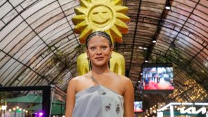 Bella Campos exibe look Fendi no tapete vermelho do Festival de Gramado