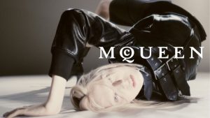 Alexander McQueen explora gótico vitoriano em campanha estrelada por Alex Consani