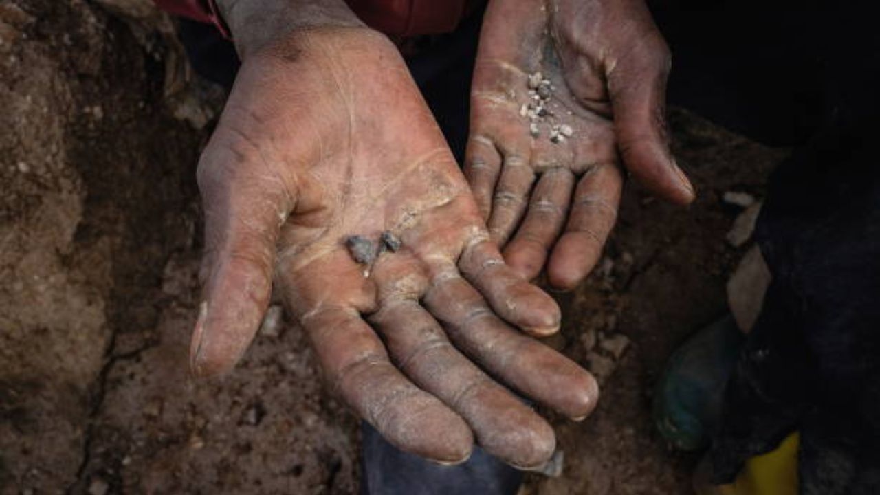 Minério de coltan | Reprodução/Veronique de Viguerie/Paris Match/Getty Images Embed