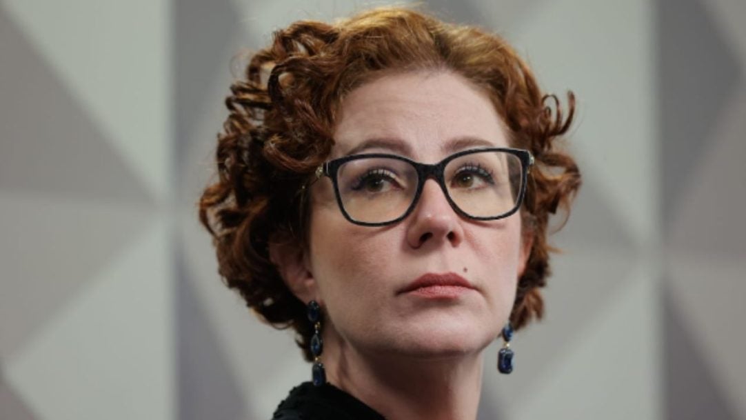 Carla Zambelli quer justificar sua saída da prisão com laudo médico
