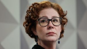 Carla Zambelli quer justificar sua saída da prisão com laudo médico