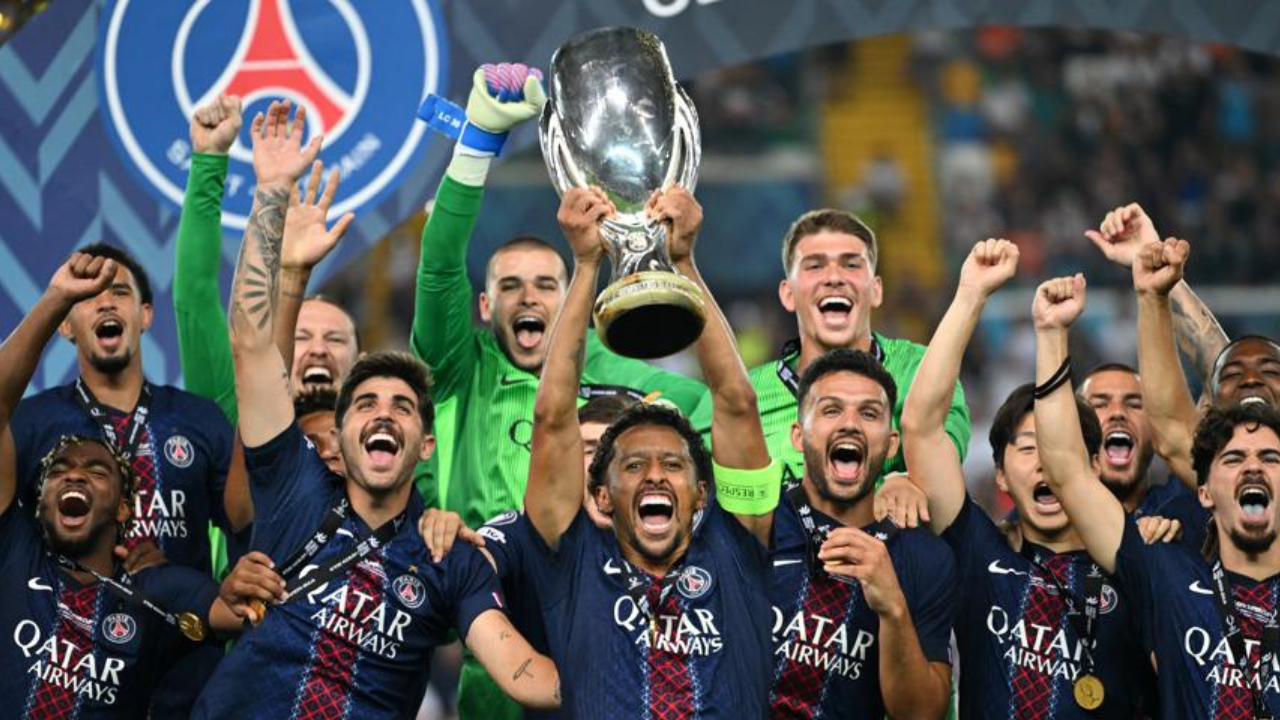 Time do PSG comemorando a Supercopa da UEFA | Reprodução/x/@ligadecampeones