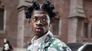 Lil Nas X é detido em Los Angeles após andar seminu em via pública