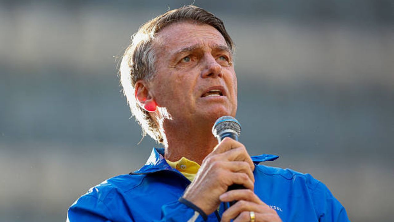 Jair Bolsonaro discursando na Avenida Paulista | Reprodução/	MIGUEL SCHINCARIOL/Getty Imagens Embed