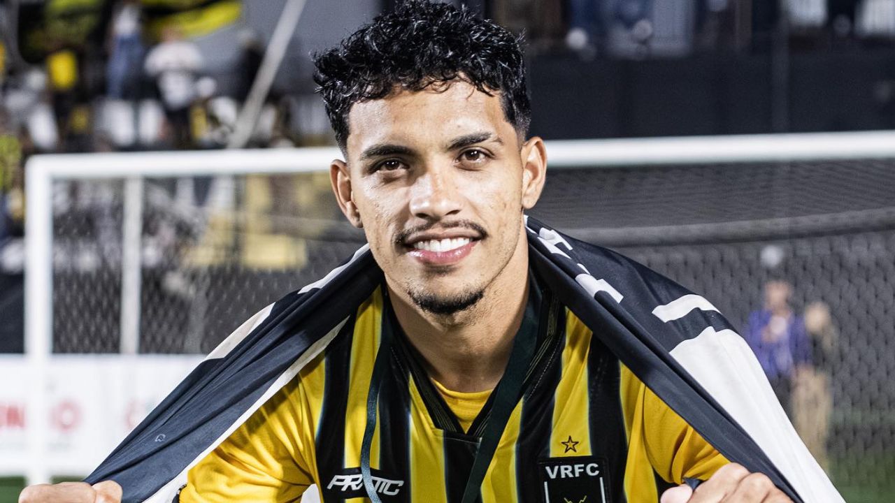 Gabriel comemorando vitória com a camisa do Volta Redonda | Reprodução/instagram/@gaabrielbahia98