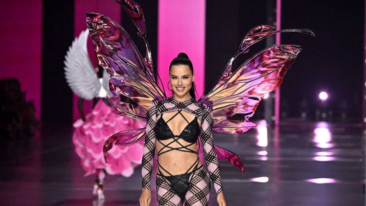 Adriana Lima para o Victoria’s Secret Fashion Show 2024 | Reprodução/ANGELA WEISS/Getty Images Embed