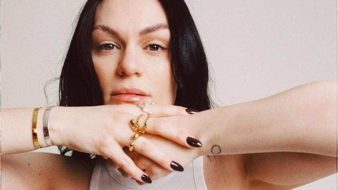 Jessie J cancela e adia shows para nova cirurgia de câncer de mama