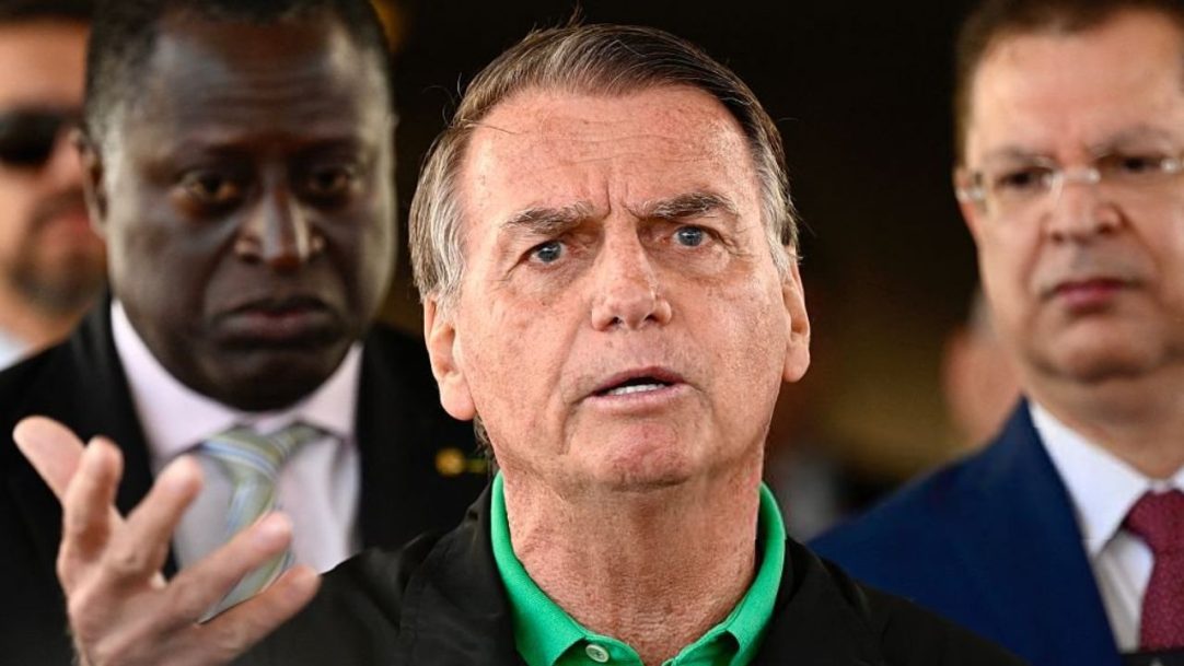 PGR pede monitoramento em tempo real de Bolsonaro por risco de fuga