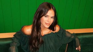 Bruna Marquezine comemora aniversário com look ousado