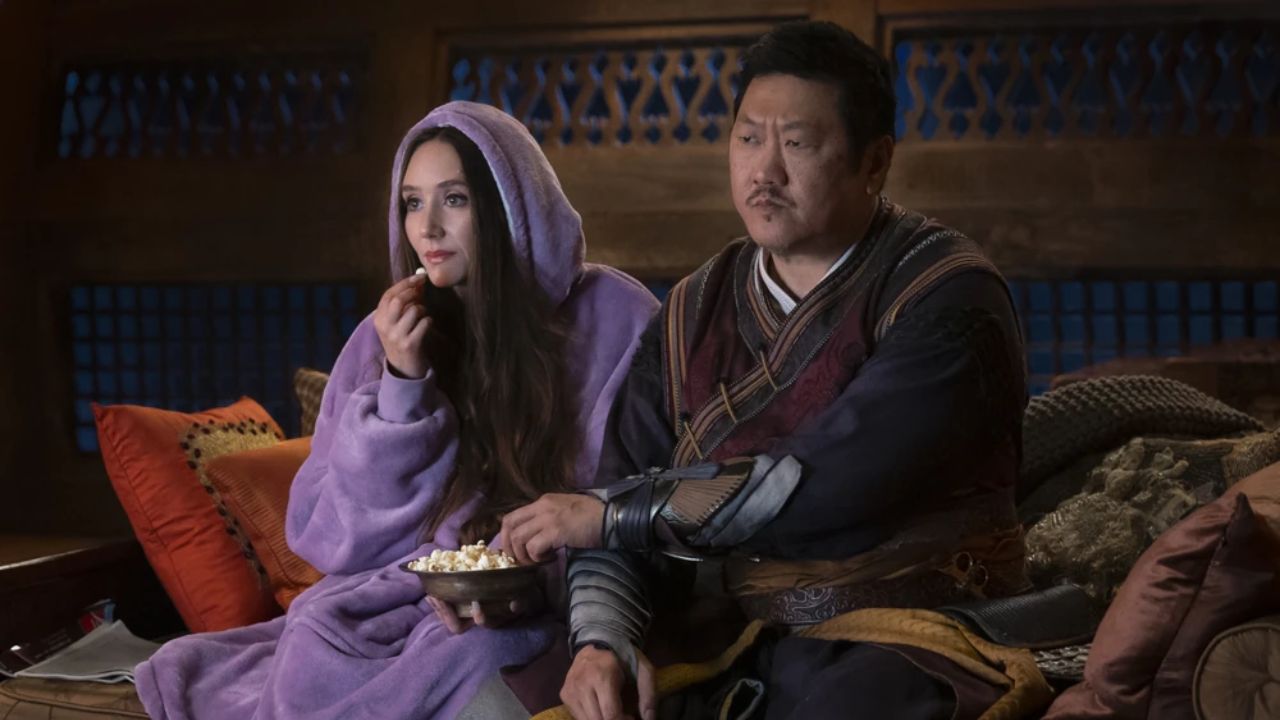 Patty Guggenheim e Benedict Wong devidamente caracterizados | Reprodução/Marvel/IMDB