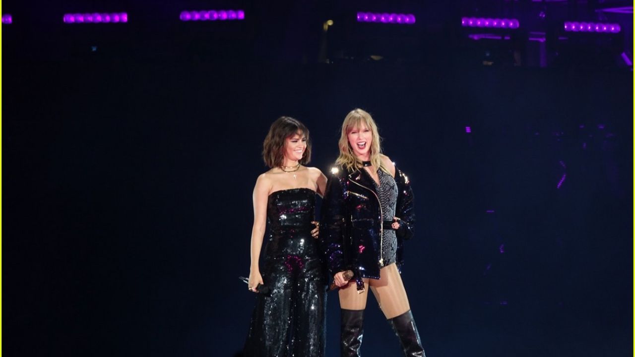 Selena Gomez e Taylor Swift performando juntas | Reprodução/	Christopher Polk/Getty Images Embed