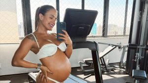 Carol Peixinho mantém rotina durante gestação e exibe movimentos do filho na barriga