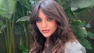 Rafa Kalimann faz doação de livros para ONG que atua na Rocinha