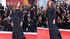 Versace reinventada: Julia Roberts marca o início de uma nova era da marca com modelo básico