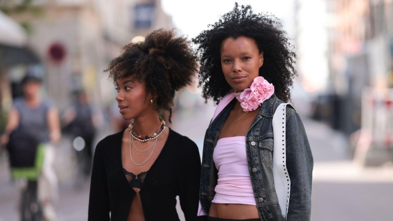 Convidadas dos desfiles durante a  Copenhagen Fashion Week SS25 / Foto: Reprodução/Jeremy Moeller/Getty Images Embed