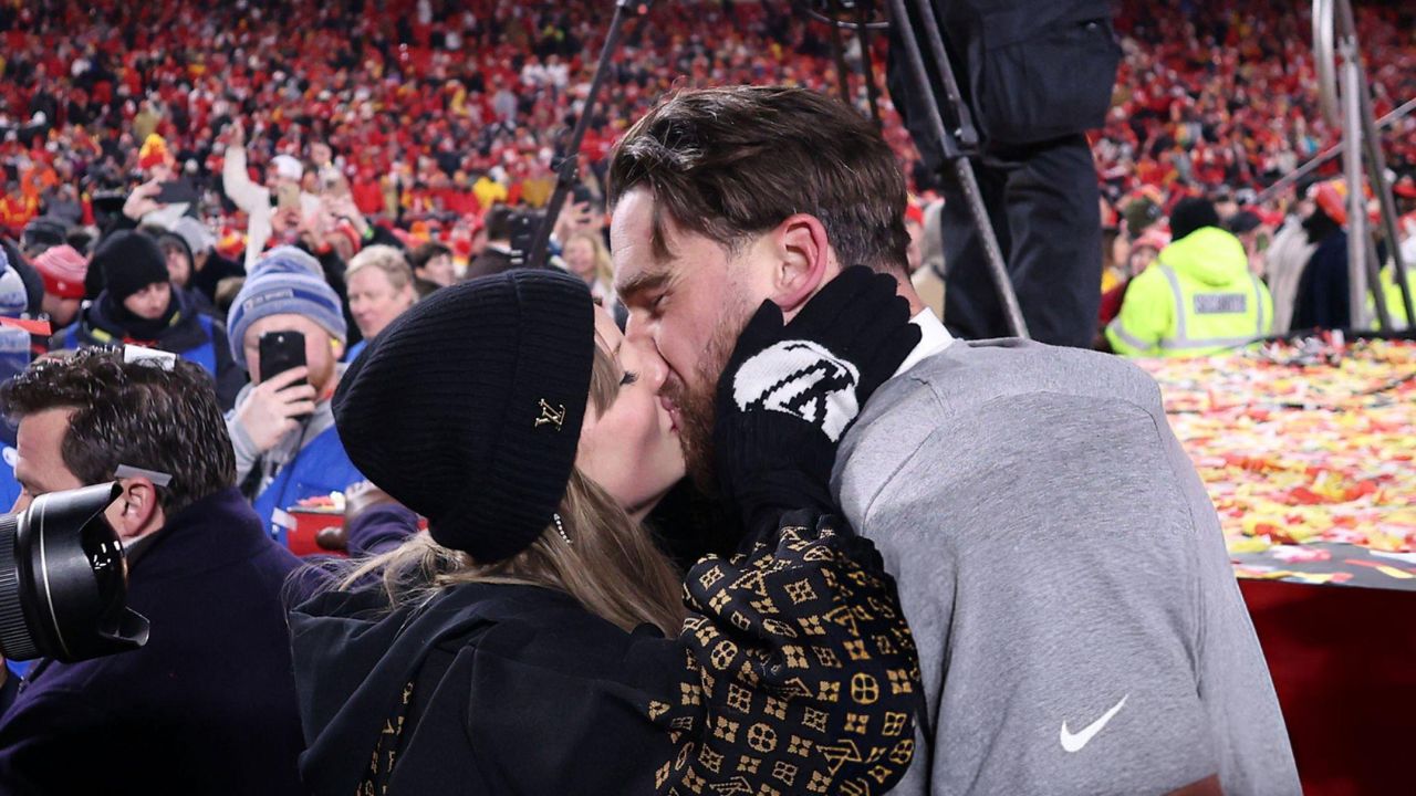 Taylor Swift beija Travis Kelce | Reprodução/Jamie Squire/Getty Images Embed 