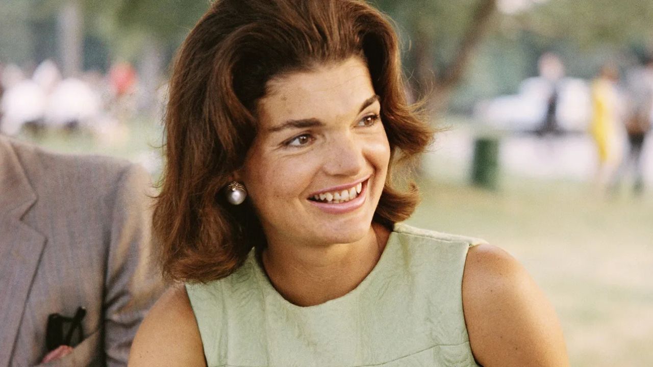Jackie Kennedy e seu belo sorriso | Reprodução/Getty Images|/Michael Ochs Archives