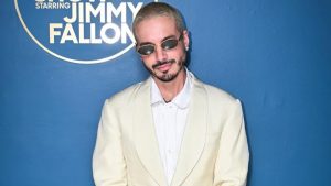 J Balvin posta foto e levanta suspeitas de noivado entre Anitta e Ian Bortolanza