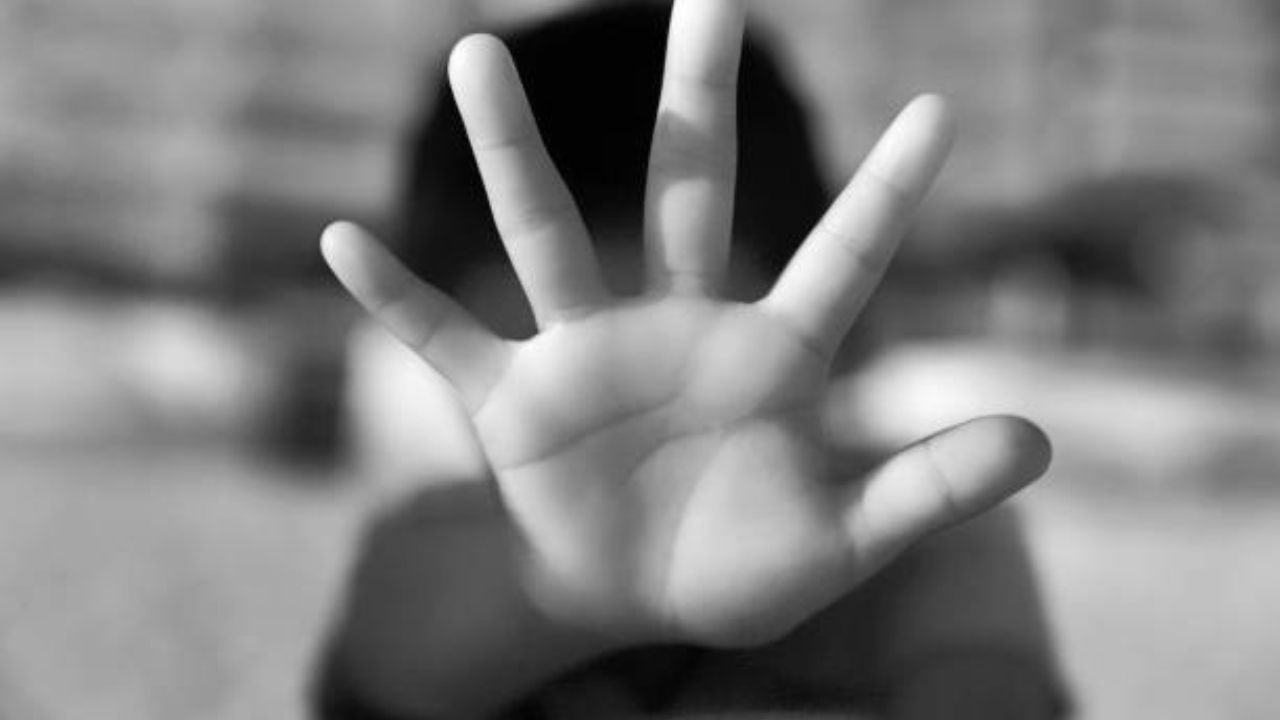 Criança escondendo o rosto | Reprodução/Ana Paula Avila/Getty Images Embed