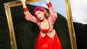 Millie Bobby Brown é a nova embaixadora da Crocs