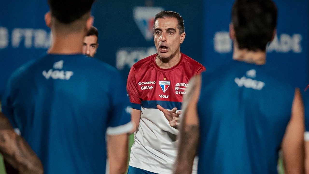 Renato Paiva e jogadores do Fortaleza | Reprodução/X/Mateus Lotif/FEC