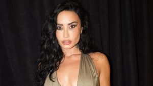 Demi Lovato aposta em brilho e poder para seu visual em show dos Jonas Brothers