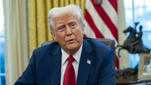 Trump analisa plano pós guerra para Gaza enquanto Israel intensifica ataques