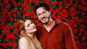 Viih Tube celebra aniversário de 25 anos com amigas em casa com bolo