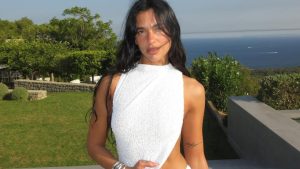 Dua Lipa comemora antecipadamente seus 30 anos com look Jacquemus